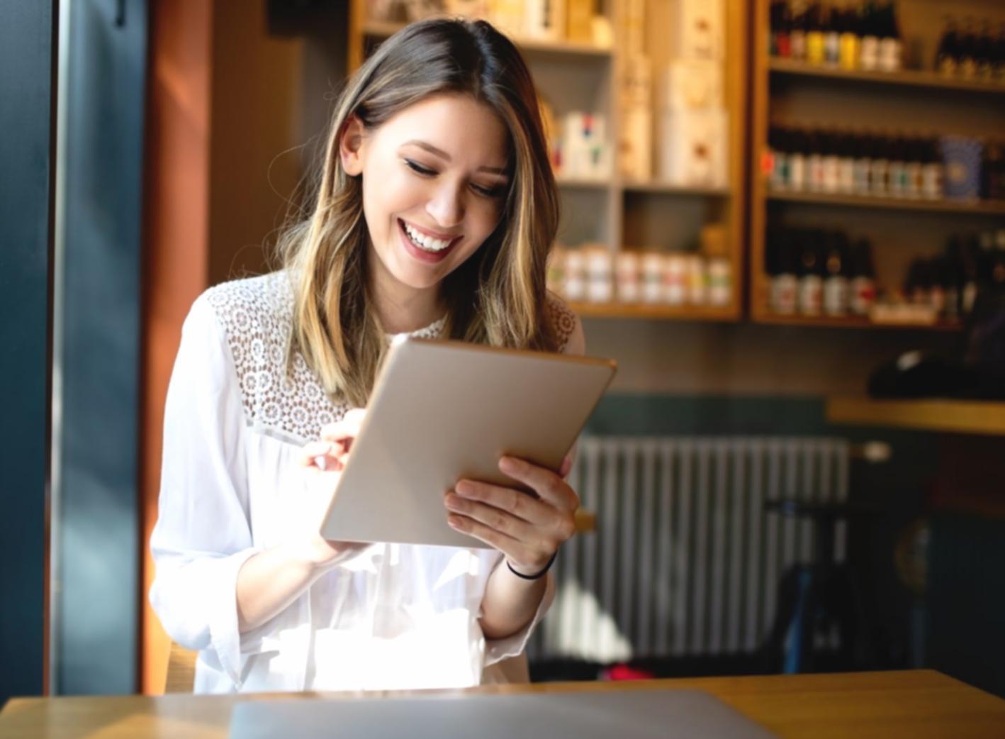 Profesionales analizando proyecciones empresariales