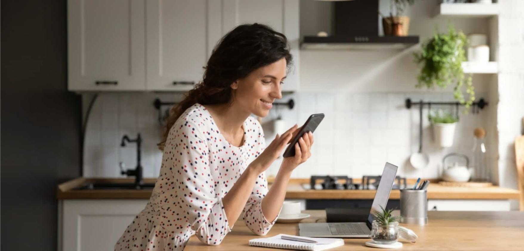 Estudiantes colaborando en sesión de seminario