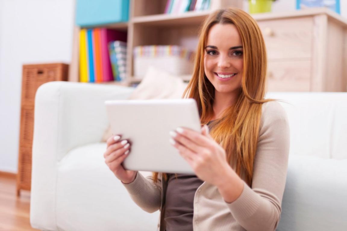 Espacio de trabajo colaborativo mostrando múltiples pantallas con análisis de datos y documentos estratégicos